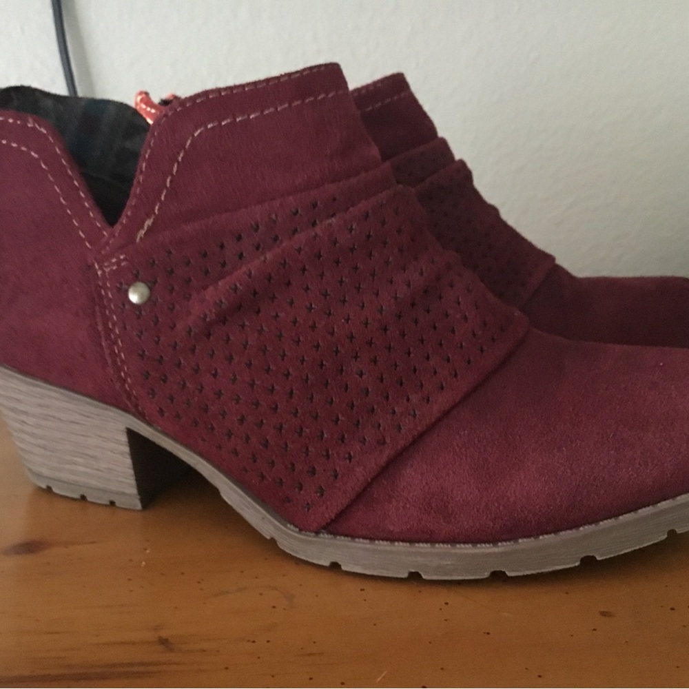 Like new maroon women’s booties